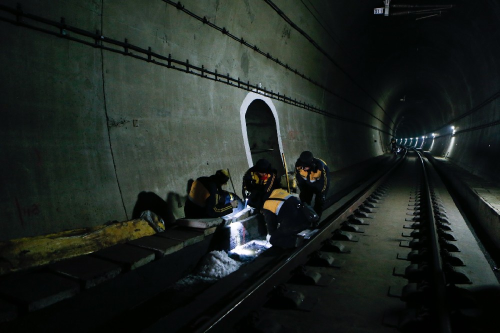 土默特左铁路运营隧道病害现状